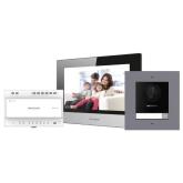 Kit videointerfon IP Hikvision DS-KIS702, conexiune pe 2 fire, pentru o singura familie, componenta kit: post exterior DS-KD8003-IME2/Surface x 1buc, post interior DS-KH6320-WTE2 x 1buc, distribuitor 4 canale DS- KAD704 x 1buc, sursa alimentare x 1 buc, T